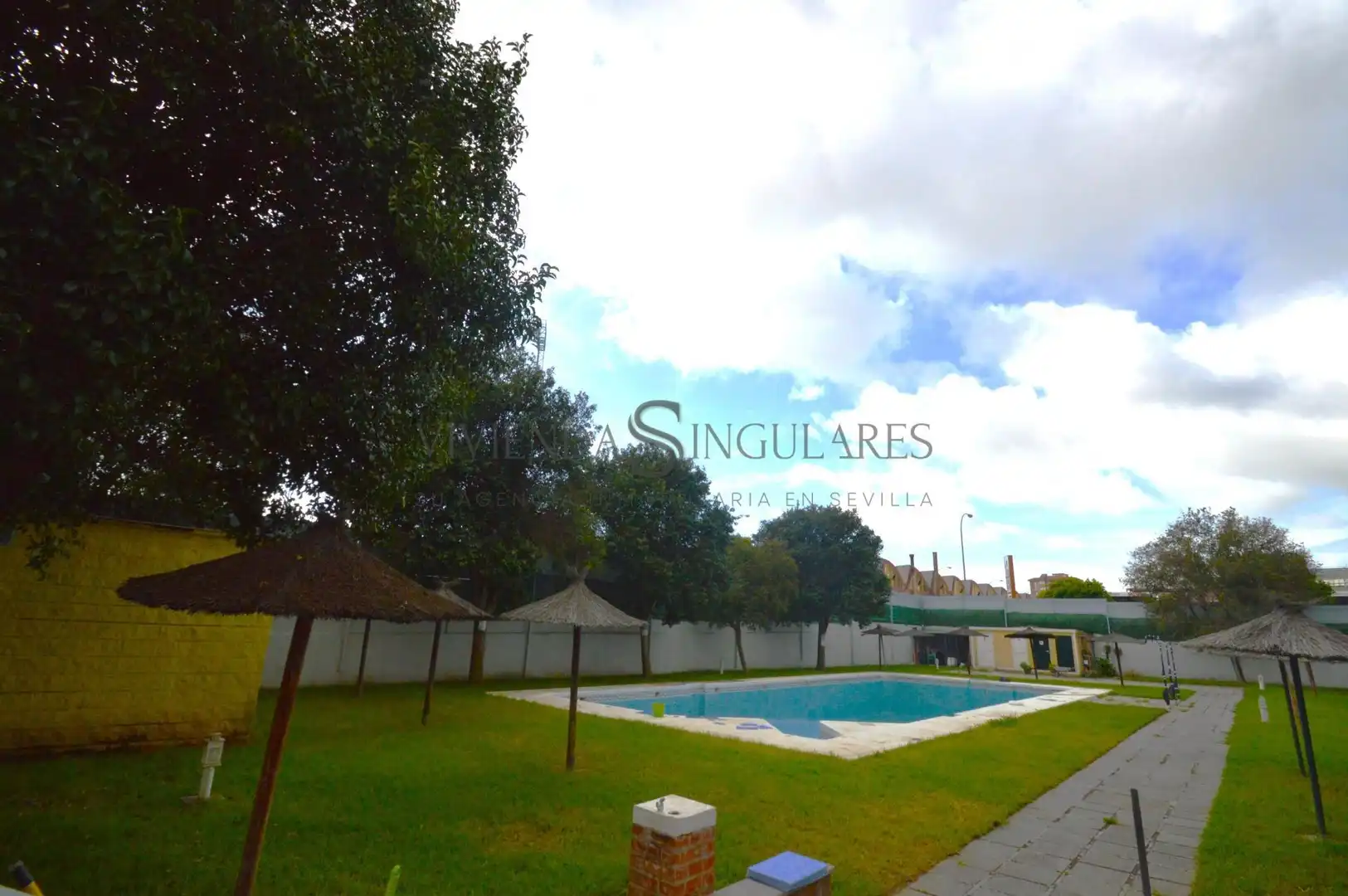 Piscina de Piso en venta en Sevilla con Aire acondicionado, Terraza y Piscina comunitaria