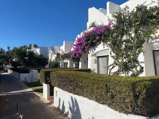Vista exterior de Casa adosada de alquiler en Estepona con Aire acondicionado, Calefacción y Terraza