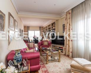 Sala d'estar de Apartament en venda en  Madrid Capital amb Aire condicionat i Terrassa