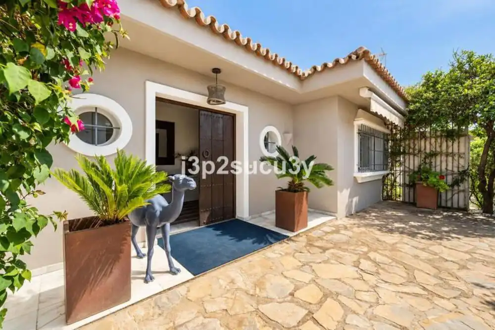 Vista exterior de Casa o xalet de lloguer en Marbella amb Aire condicionat, Jardí privat i Terrassa