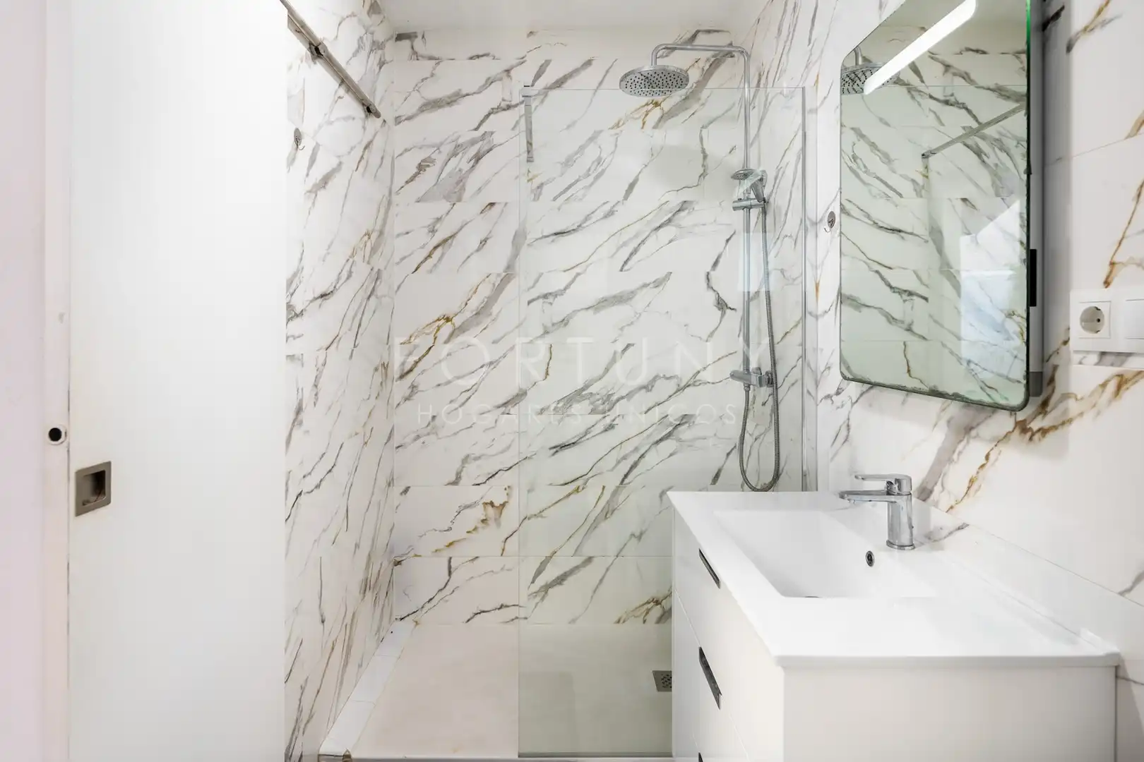 Bathroom of Flat for sale in Málaga  with Air Conditioner, Terrace and Furnished