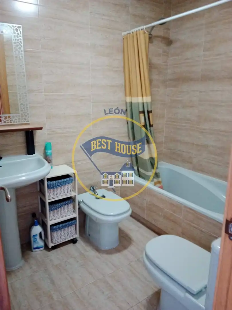 Baño de Apartamento en venta en Villaquilambre con Calefacción, Terraza y Trastero