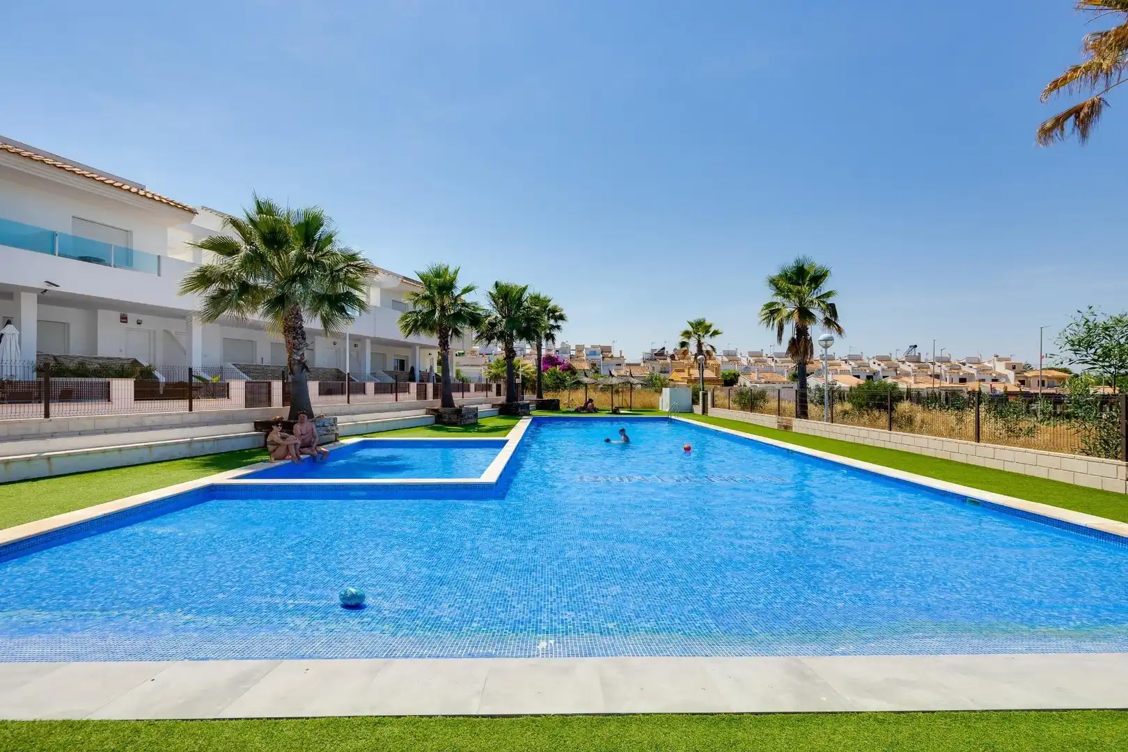Schwimmbecken von Einfamilien-Reihenhaus zum Verkauf in Torrevieja mit Klimaanlage, Heizung und Terrasse