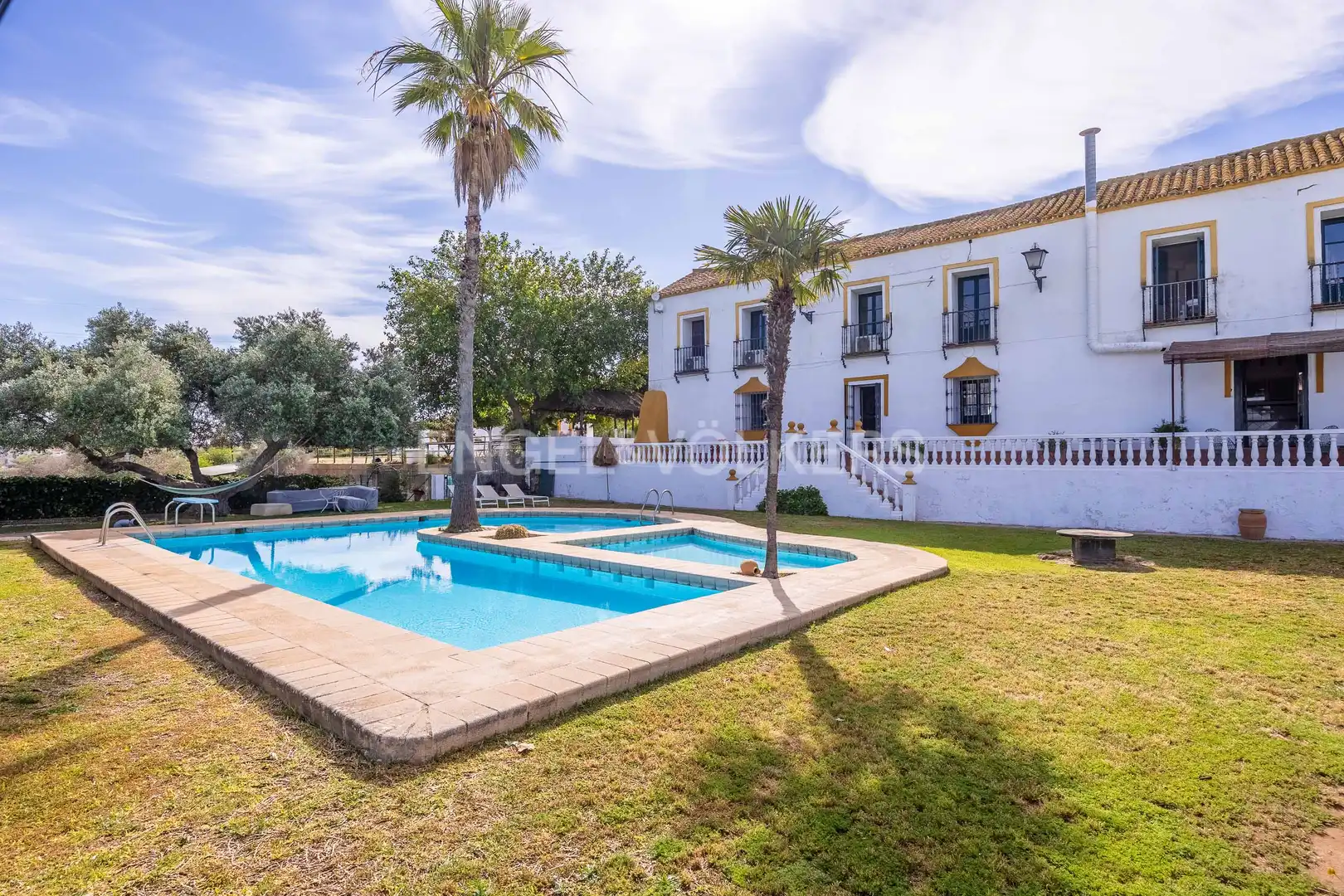 Vista exterior de Finca rústica en venda en Alcalá de Guadaira amb Calefacció, Jardí privat i Terrassa