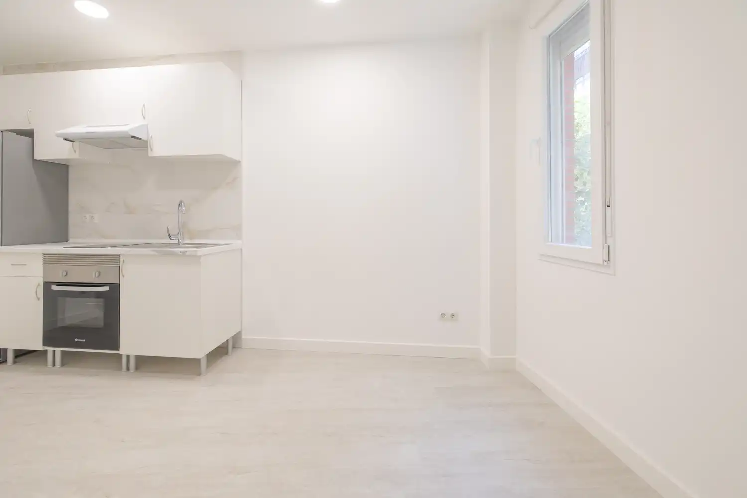 Cuina de Apartament de lloguer en Madrid amb Aire condicionat, Calefacció i Jardí privat