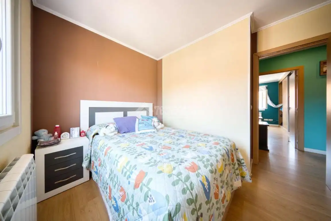 Habitación de Casa adosada en venta en Aldeamayor de San Martín con Calefacción y Jardín privado