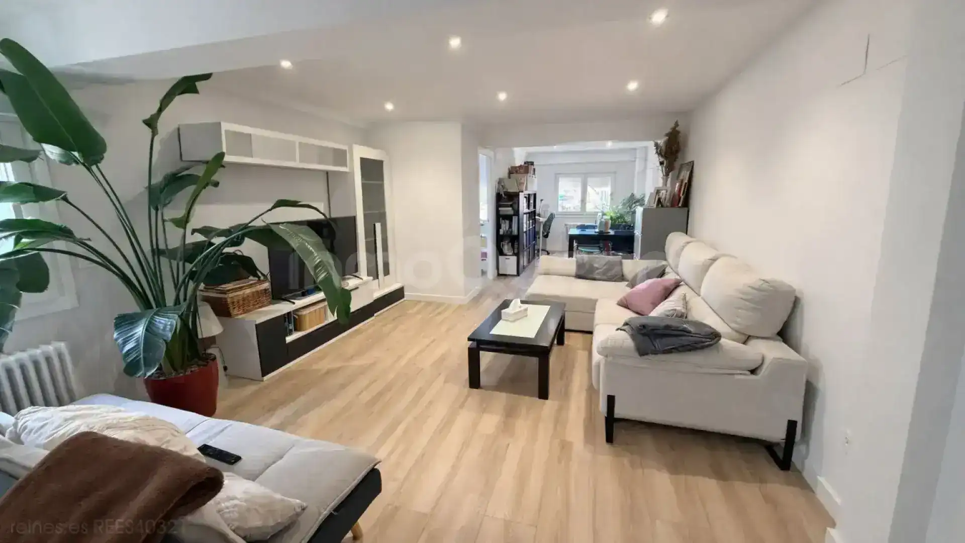 Living room of Flat for sale in Zaragoza  with Heating, Terrace and Furnished