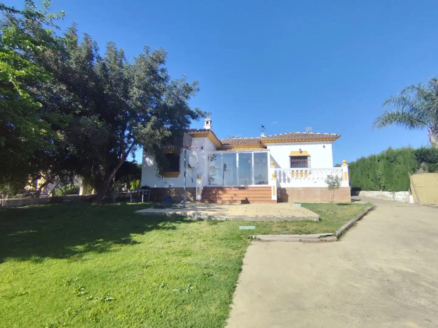 Vista exterior de Casa o xalet en venda en Hinojos amb Aire condicionat, Calefacció i Jardí privat