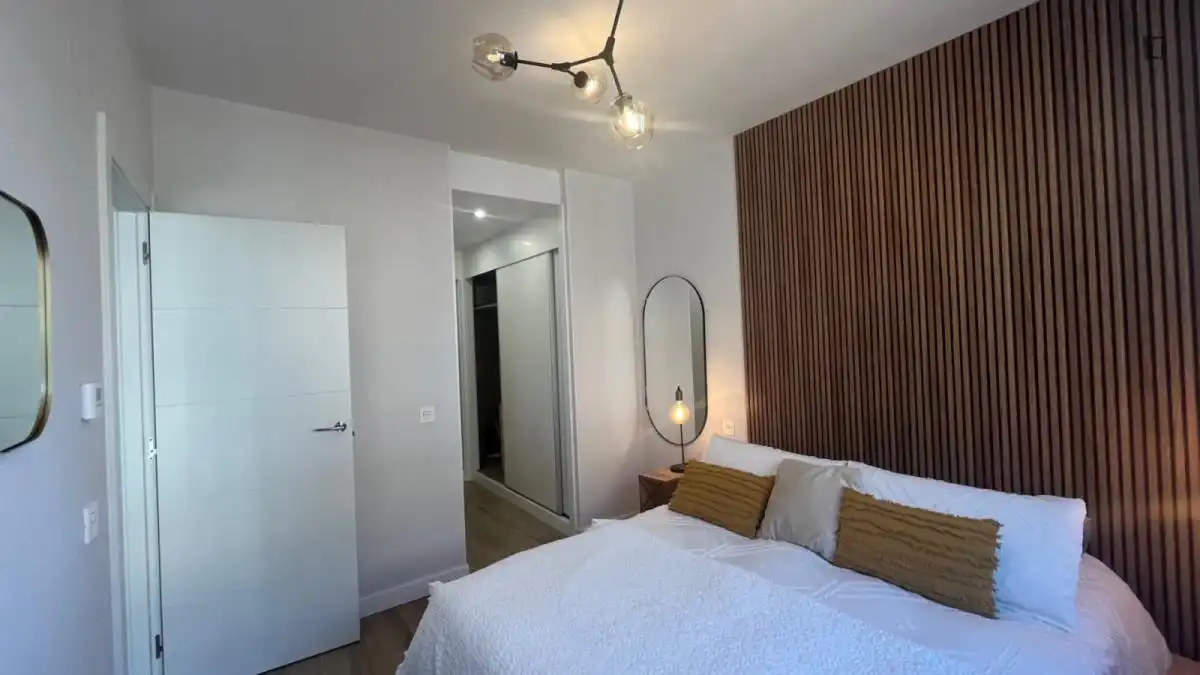 Dormitori de Apartament de lloguer en Madrid amb Aire condicionat, Calefacció i Moblat