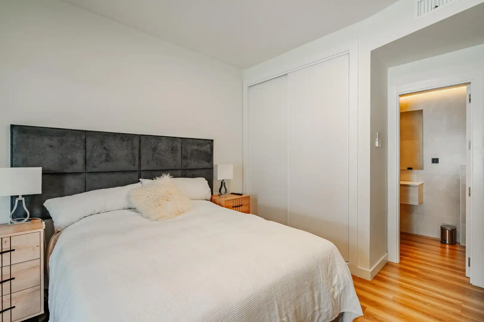 Habitación de Apartamento en venta en Estepona con Aire acondicionado, Calefacción y Amueblado