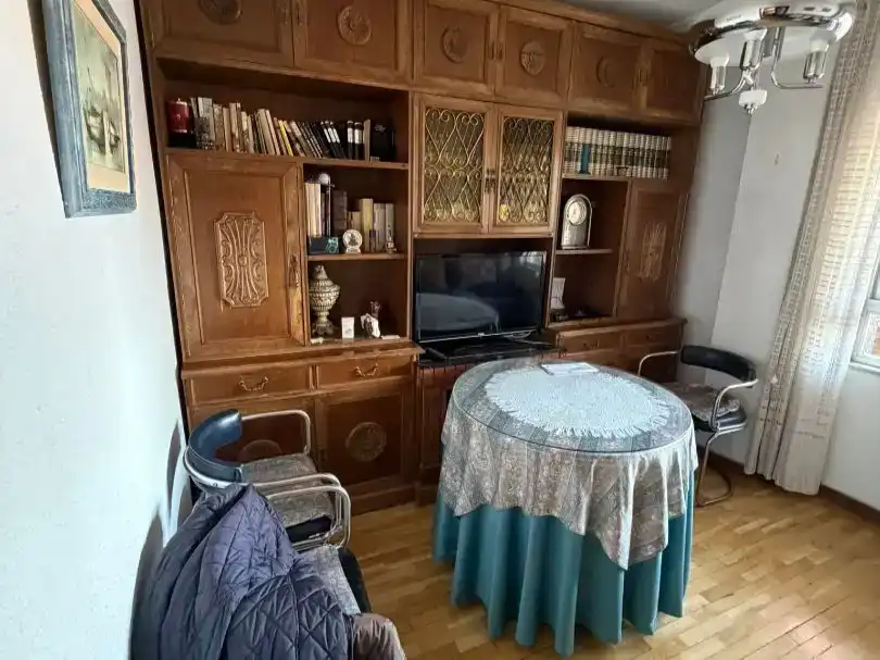 Sala d'estar de Pis en venda en León Capital  amb Parquet i Moblat