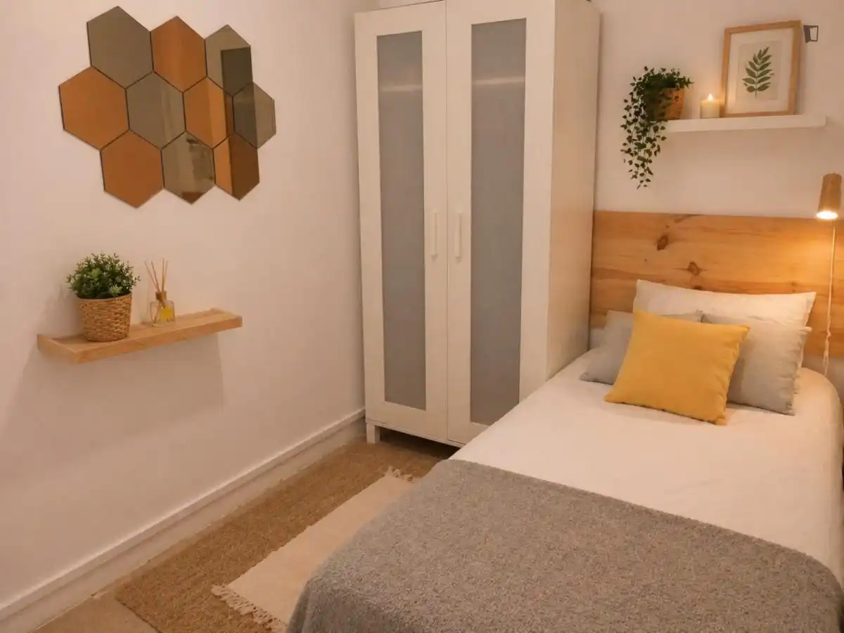 Dormitori de Apartament per a compartir en Barcelona amb Moblat, Forn i Rentadora