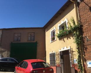 Vista exterior de Casa adosada en venda en Villamayor de los Montes amb Terrassa