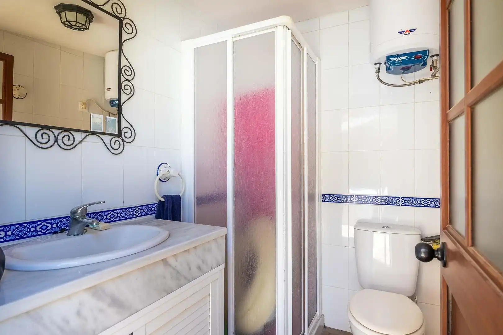 Baño de Casa adosada en venta en Almensilla con Aire acondicionado, Calefacción y Jardín privado