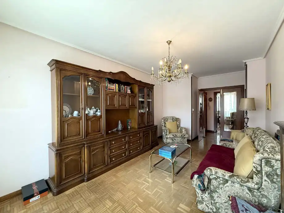 Sala de estar de Piso en venta en Vitoria - Gasteiz con Calefacción, Parquet y Trastero