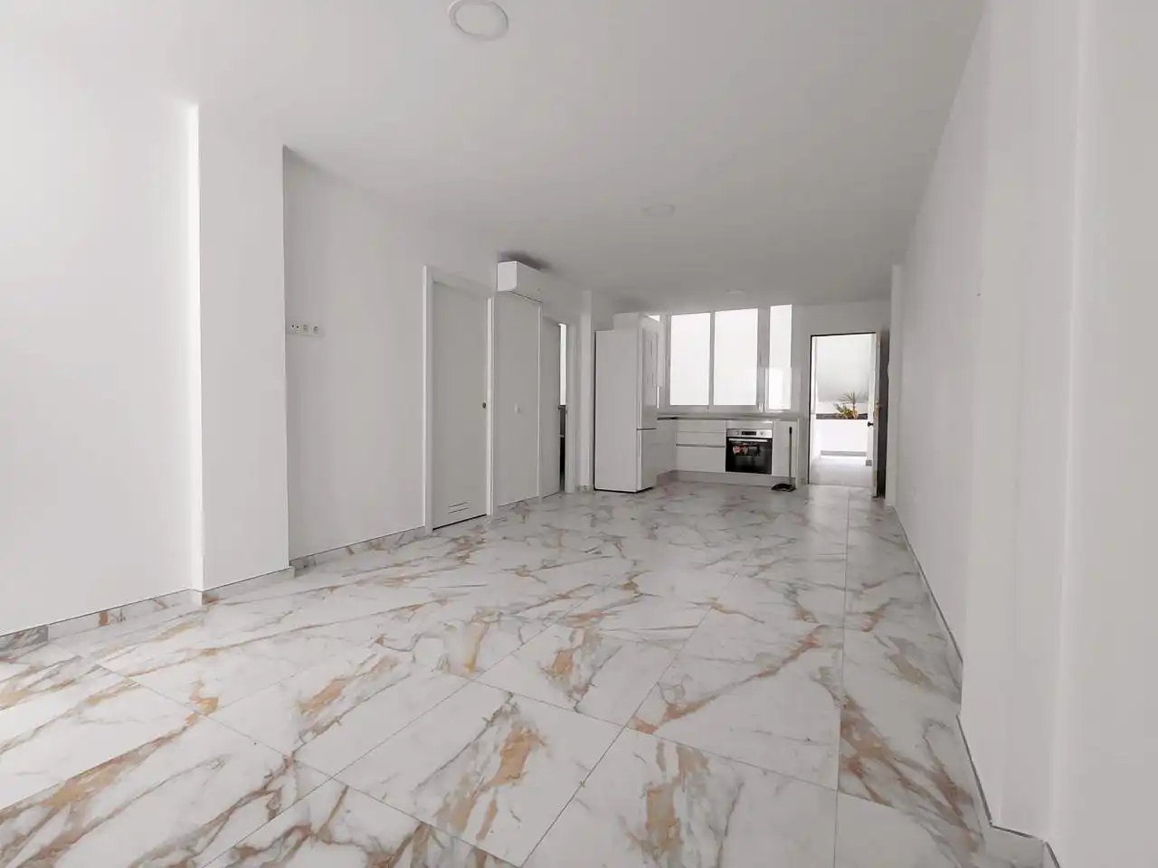 Ground floor for sale in Arona  with Air Conditioner