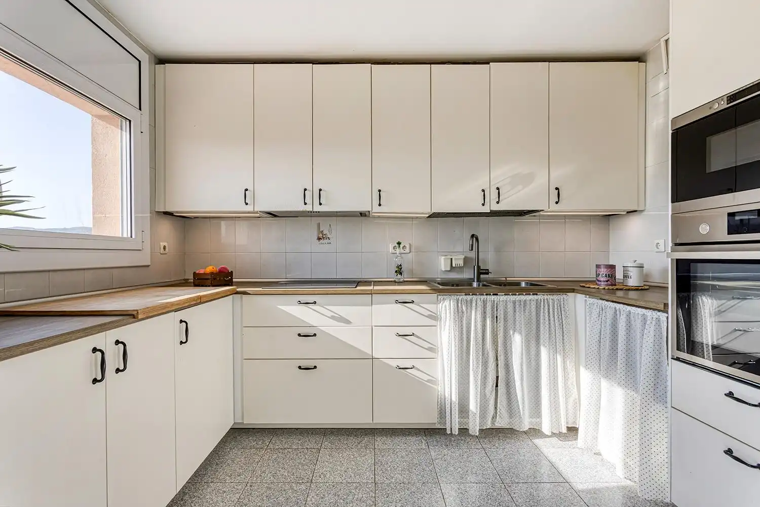 Küche von Wohnung zum Verkauf in Sant Martí de Tous mit Terrasse, Abstellraum und Balkon