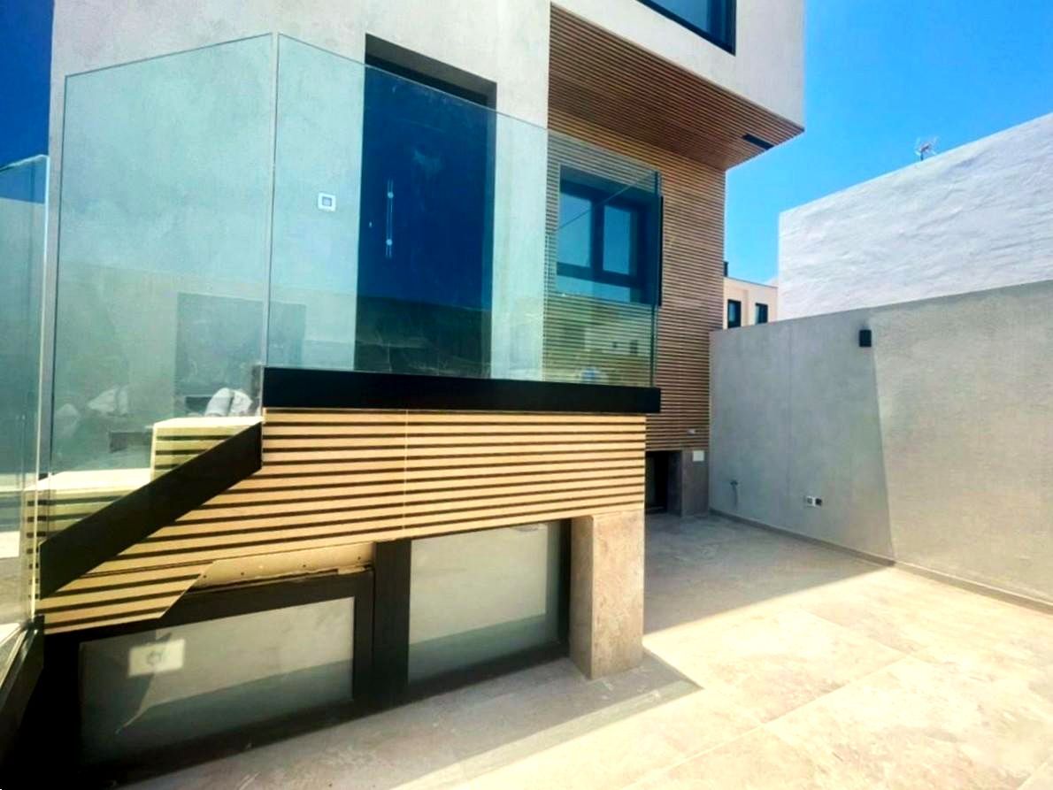 Vista exterior de Casa o xalet en venda en San Bartolomé de Tirajana amb Terrassa