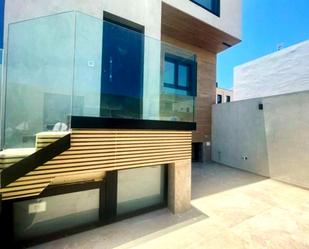 Vista exterior de Casa o xalet en venda en San Bartolomé de Tirajana amb Terrassa