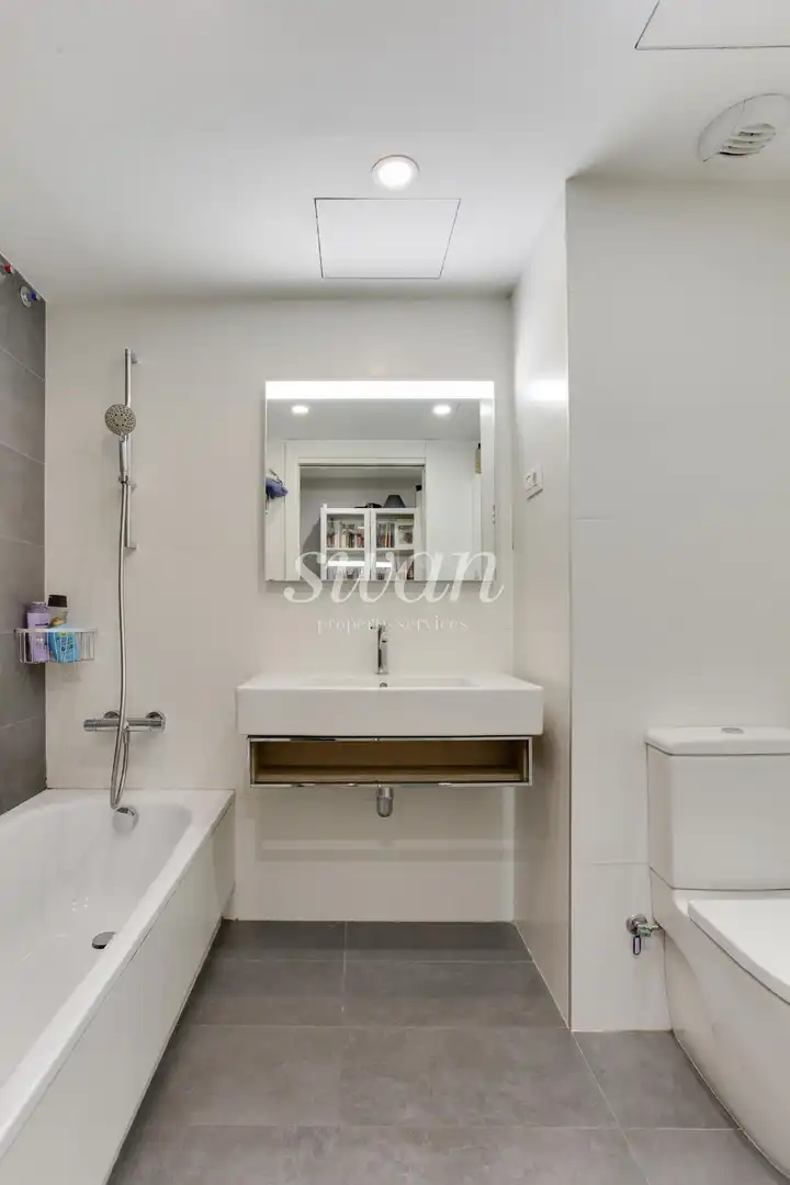 Bathroom of Flat for sale in Sant Cugat del Vallès  with Air Conditioner, Heating and Terrace