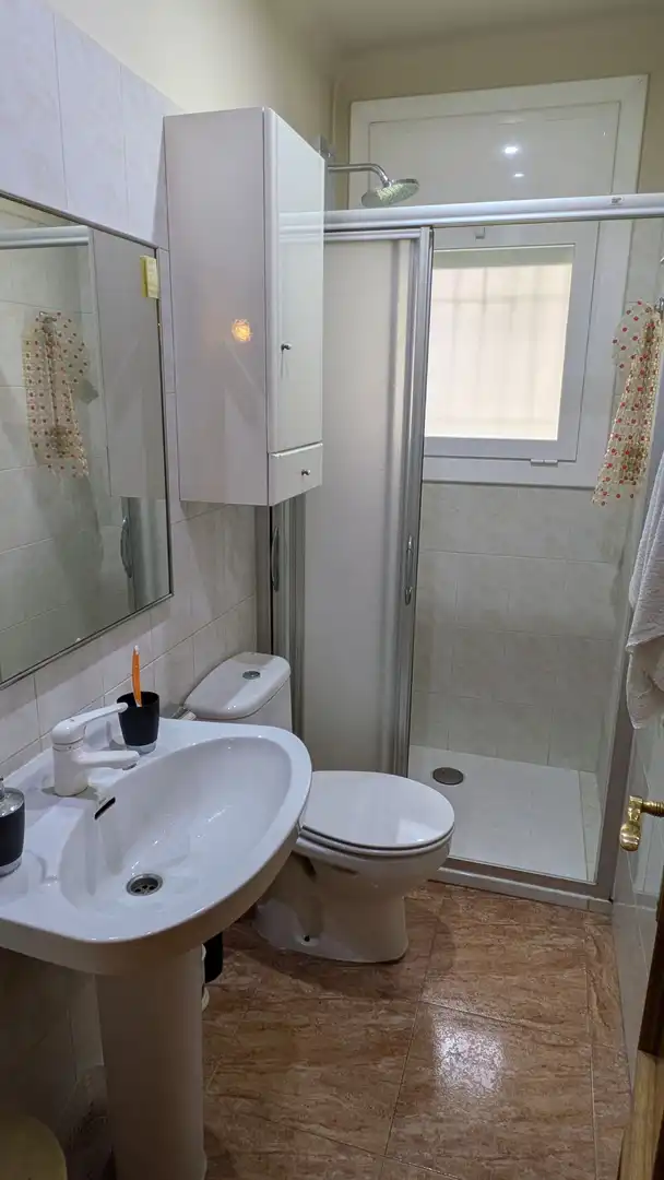 Baño de Casa adosada en venta en Girona con Aire acondicionado, Calefacción y Jardín privado