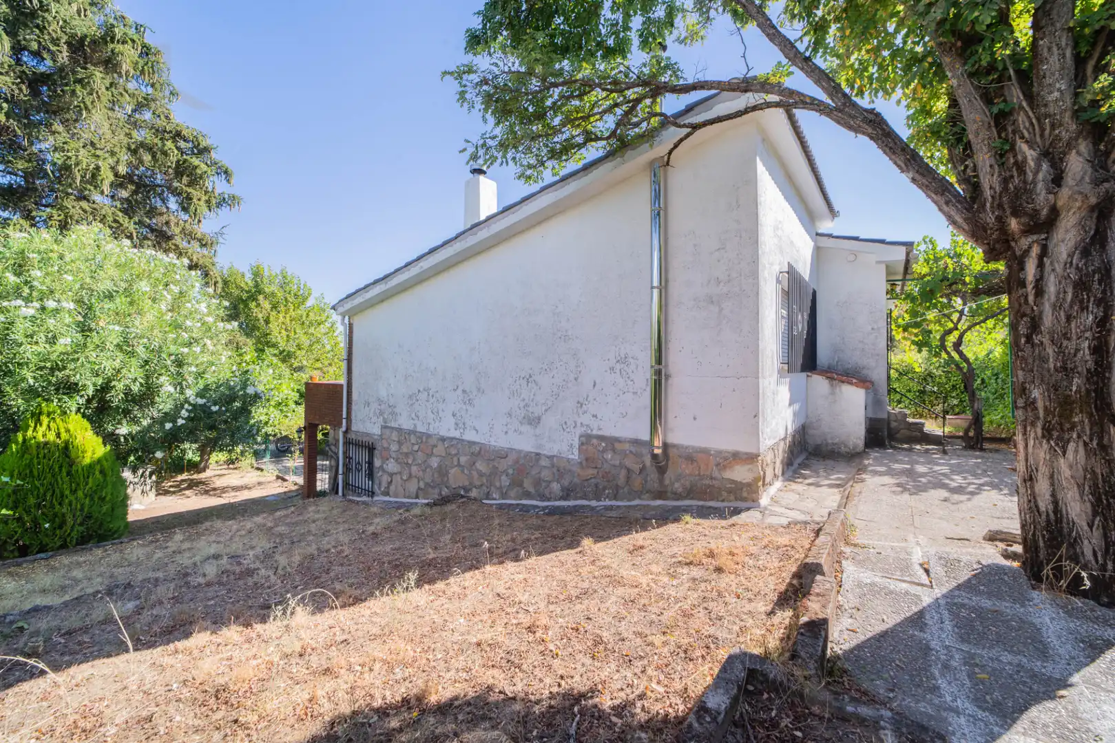 Exterior view of Houses for sale in Navahondilla  with Heating, Private garden and Terrace