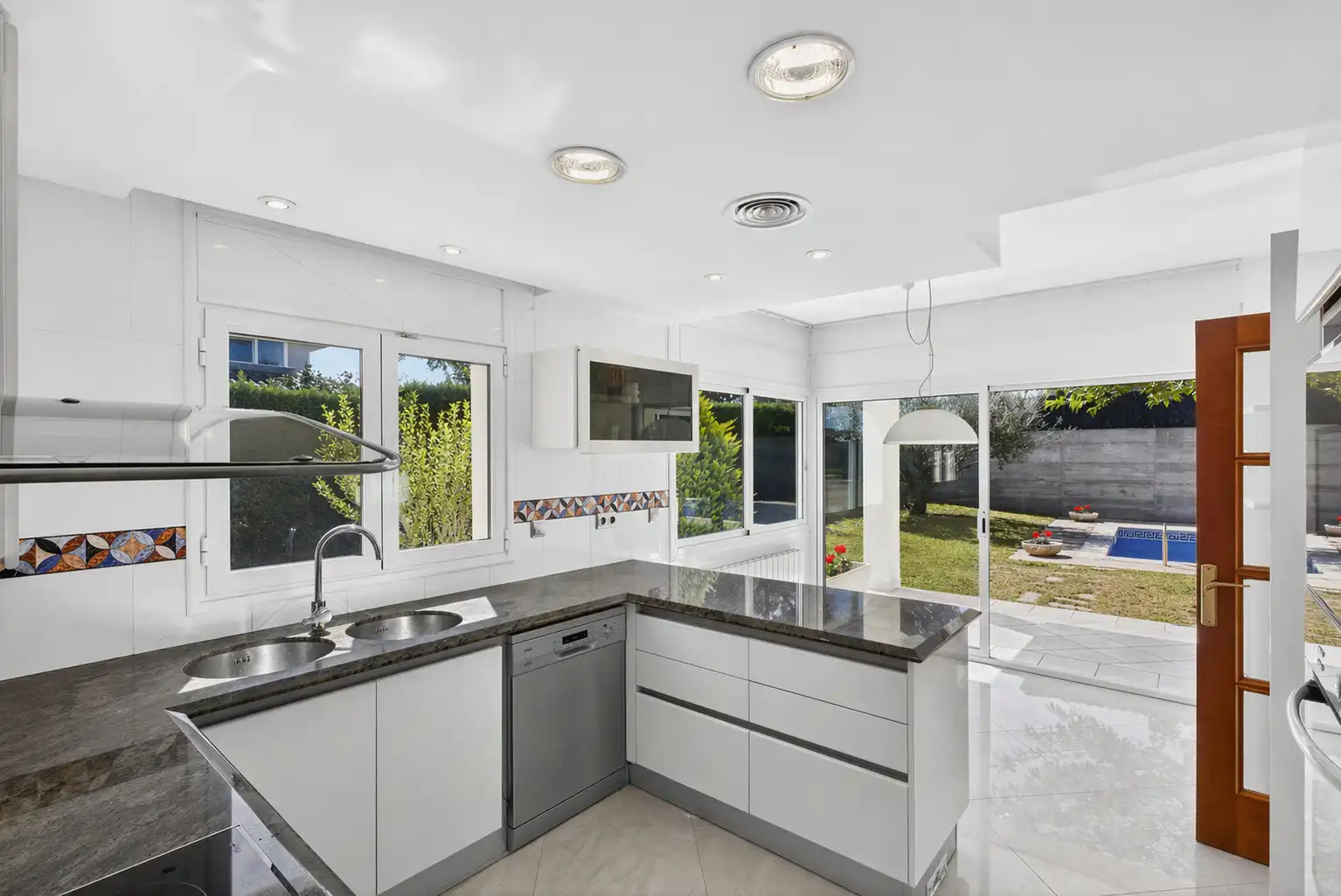 Cocina de Casa o chalet en venta en Aiguaviva con Aire acondicionado, Calefacción y Jardín privado