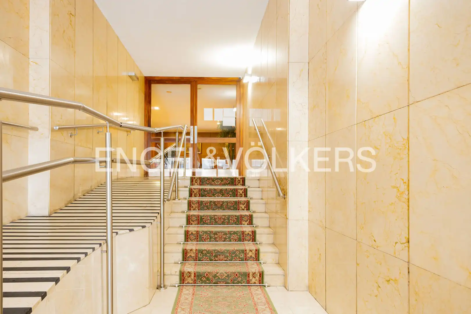 Flat for sale in Madrid  with Air Conditioner, Heating and Furnished
