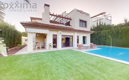 Vista exterior de Casa o xalet en venda en Guillena amb Aire condicionat, Terrassa i Piscina