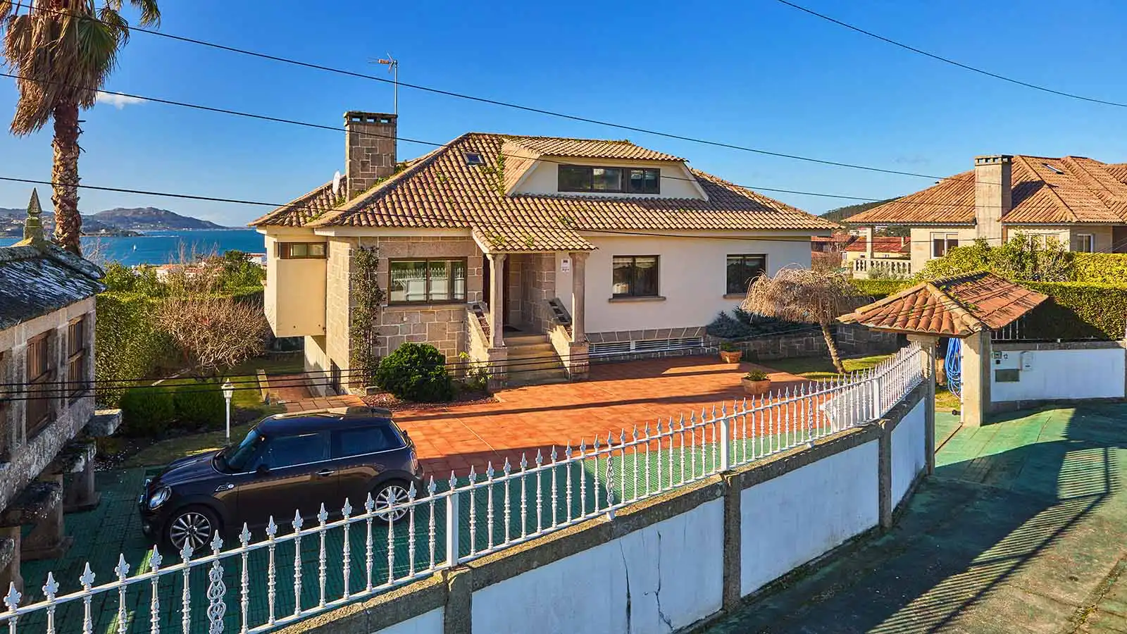 Vista exterior de Casa o xalet en venda en Nigrán amb Calefacció, Jardí privat i Parquet