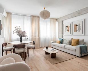 Sala d'estar de Apartament de lloguer en  Madrid Capital amb Aire condicionat, Calefacció i Moblat