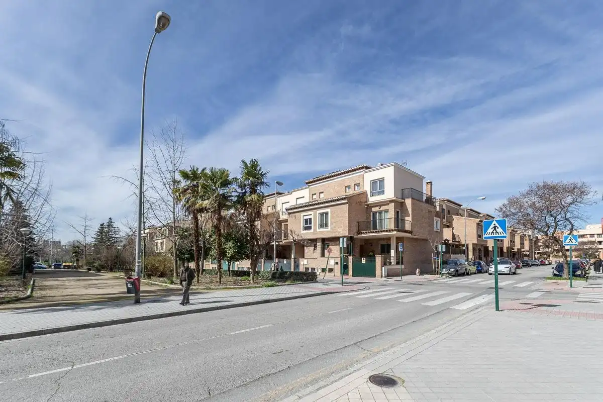 Vista exterior de Casa o xalet en venda en Granada amb Aire condicionat, Terrassa i Piscina