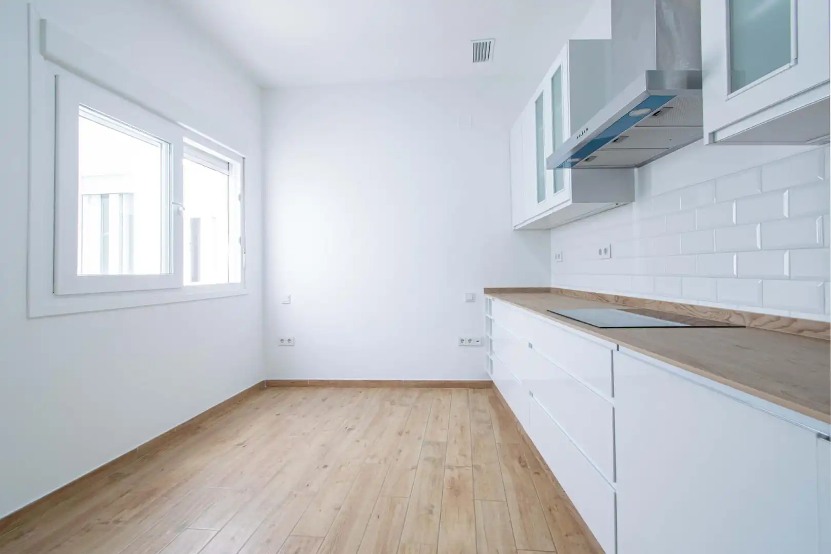 Küche von Dachboden zum Verkauf in Sevilla mit Klimaanlage, Terrasse und Balkon