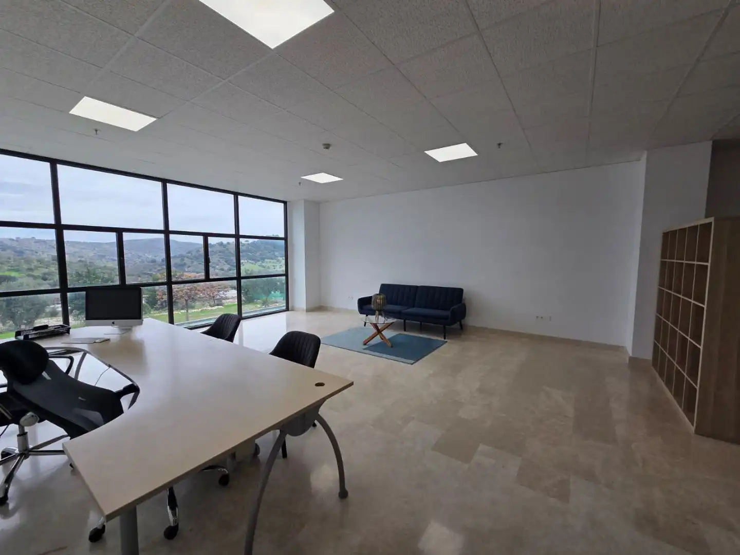 Office for rent in Monda  with Internet