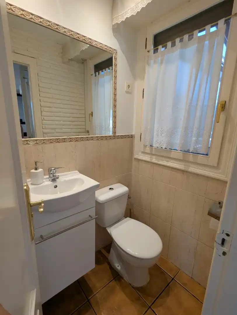 Badezimmer von Einfamilien-Reihenhaus zum Verkauf in Amorebieta-Etxano mit Privatgarten, Terrasse und Balkon