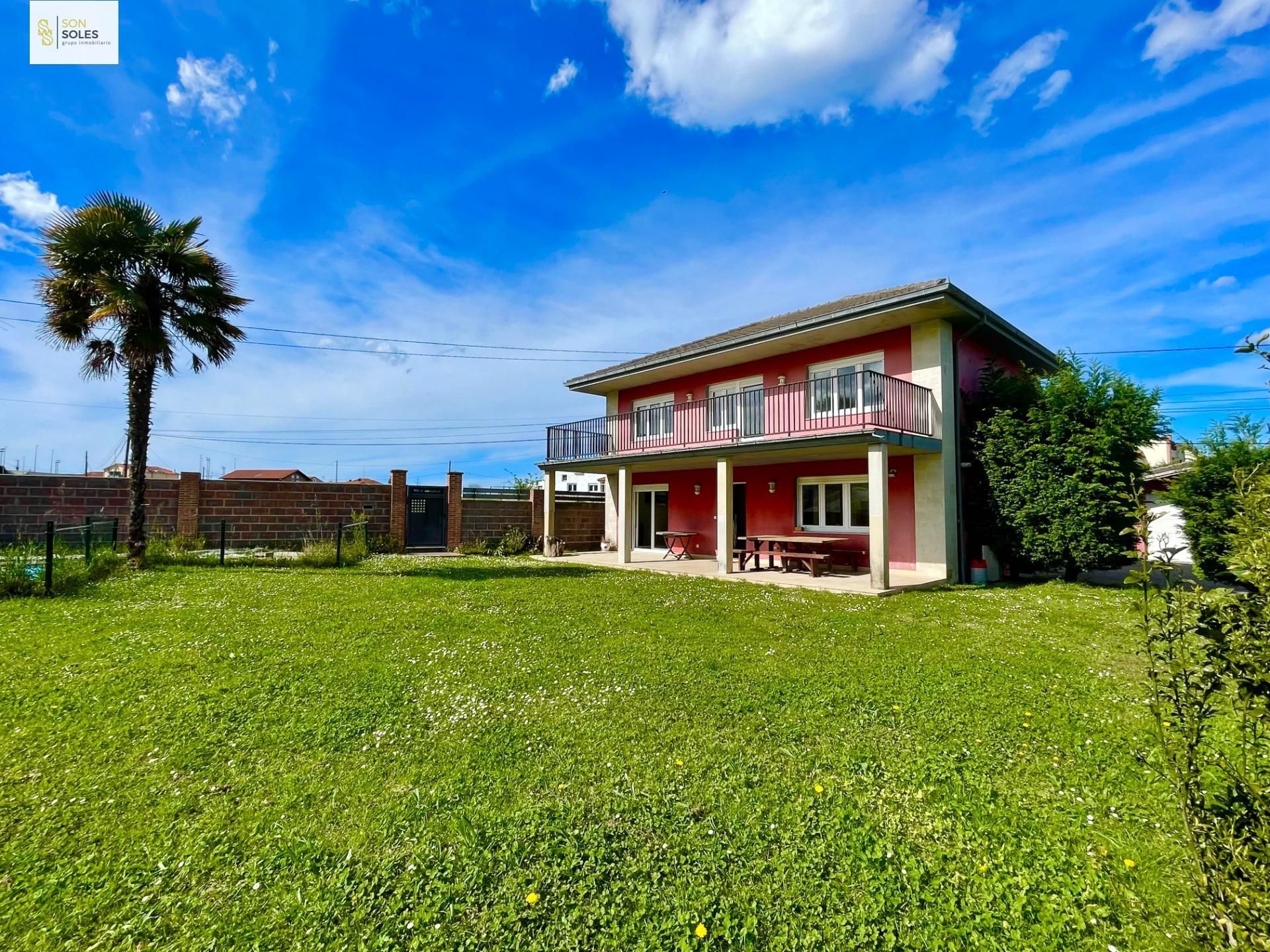 Vista exterior de Casa o xalet en venda en Miengo amb Jardí privat, Terrassa i Traster