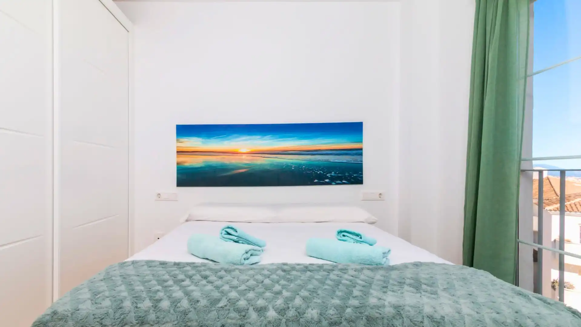 Schlafzimmer von Dachboden zum Verkauf in Manilva mit Klimaanlage, Terrasse und Schwimmbad