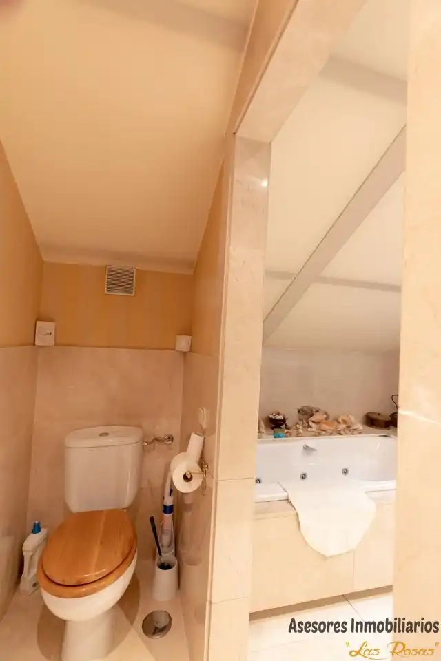 Badezimmer von Einfamilien-Reihenhaus zum Verkauf in Madrid mit Klimaanlage, Heizung und Privatgarten
