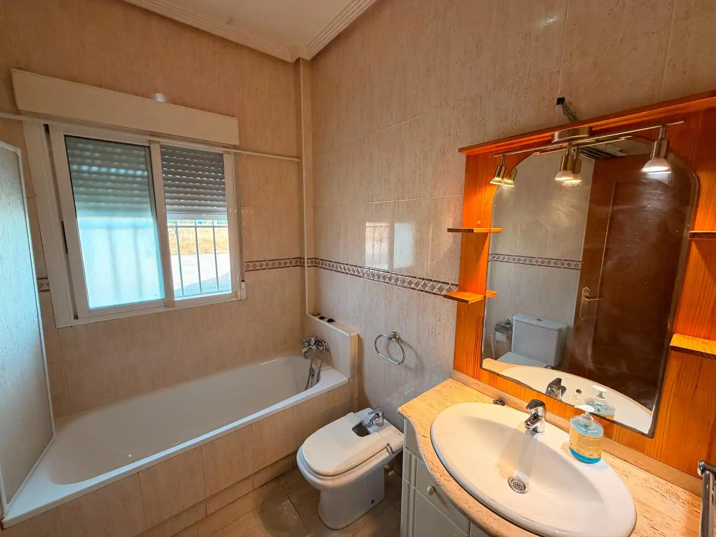 Badezimmer von Erdgeschoss zur Miete in Murcia mit Klimaanlage, Privatgarten und Terrasse