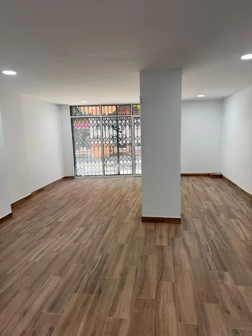 Local en venta en Cornellà de Llobregat con Parquet y Alarma