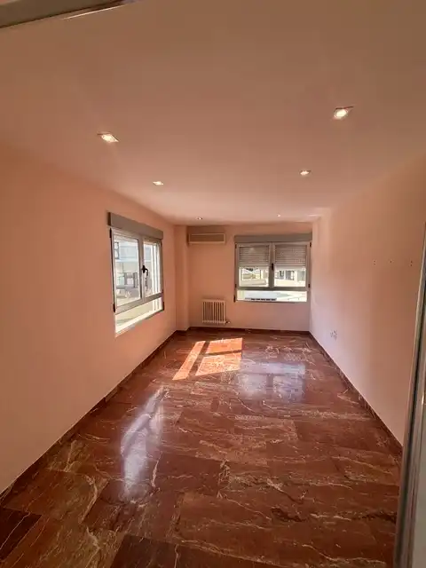 Schlafzimmer von Wohnungen zur Miete in Granada mit Klimaanlage, Heizung und Balkon