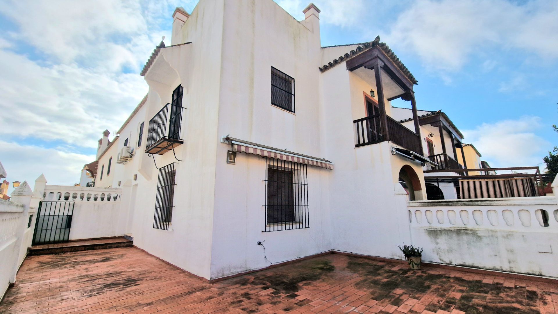 Vista exterior de Casa o xalet de lloguer en Mairena del Aljarafe amb Aire condicionat, Terrassa i Traster