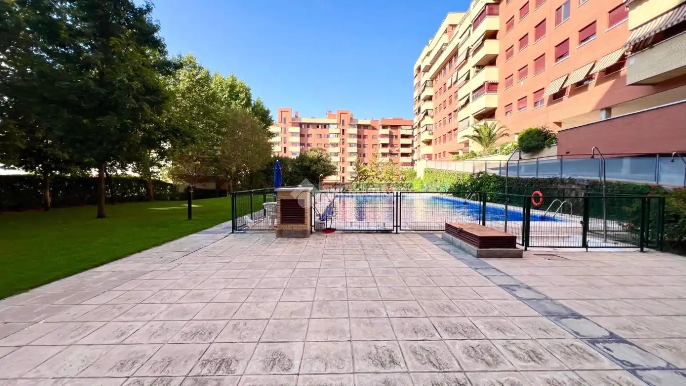Swimming pool of Flat for sale in Madrid  with Air Conditioner, Heating and Parquet flooring