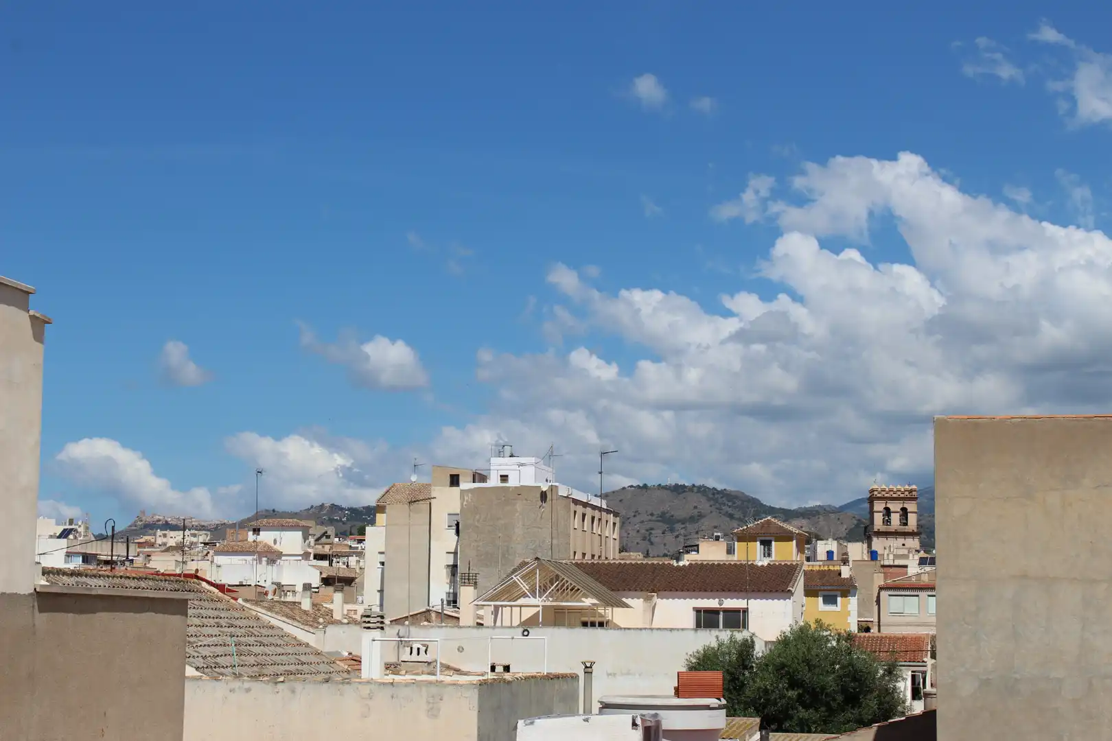 Vista exterior de Àtic en venda en Totana amb Aire condicionat, Terrassa i Moblat