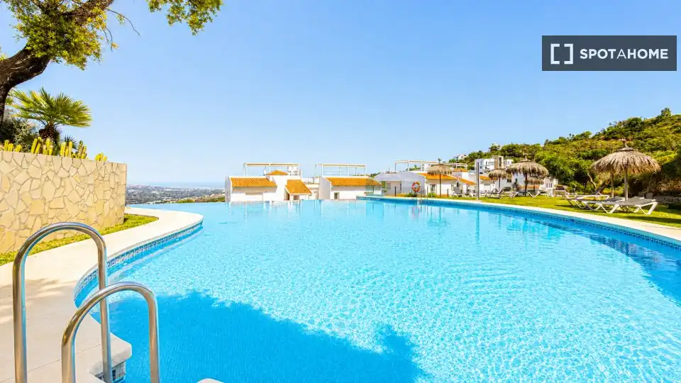 Piscina de Apartamento para compartir en Ojén con Aire acondicionado, Terraza y Amueblado