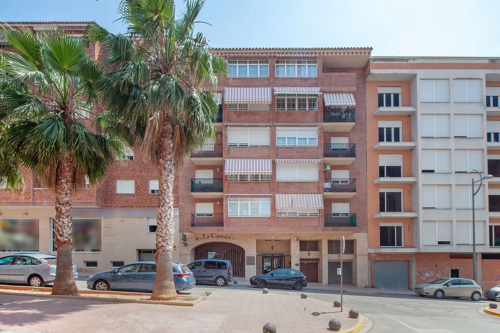Vista exterior de Local en venta en Buñol