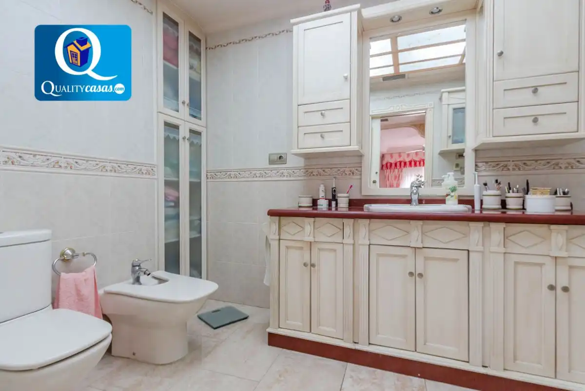 Baño de Casa adosada en venta en Crevillent con Aire acondicionado, Terraza y Trastero