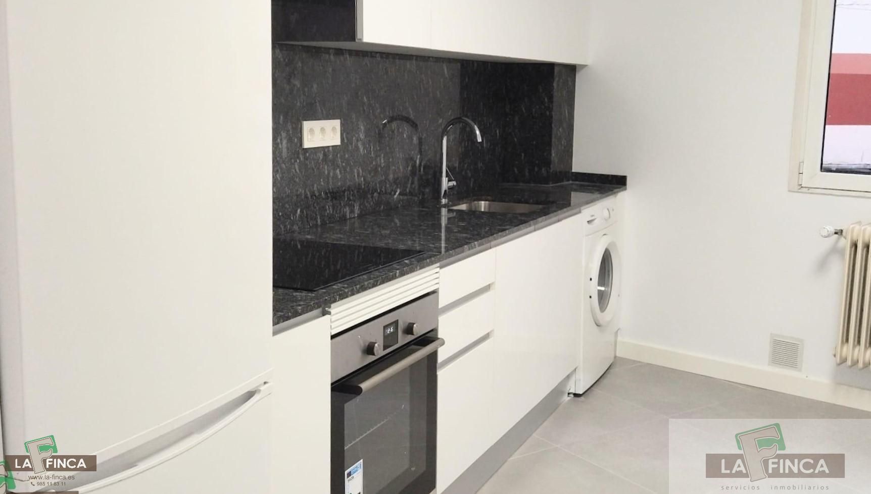 Cuina de Pis en venda en Oviedo  amb Calefacció i Traster