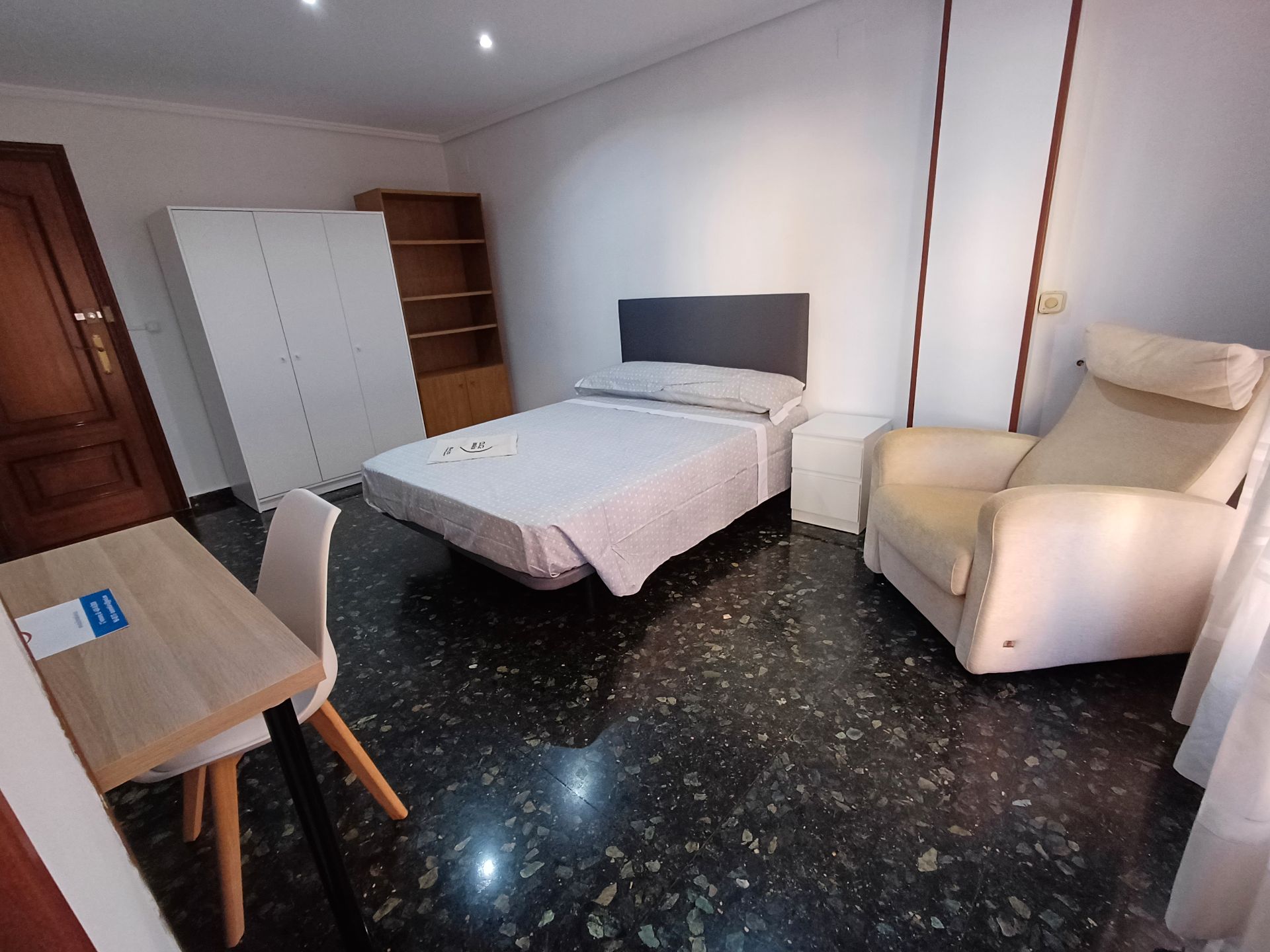 Study to share in Carrer del Doctor Sanchis Sivera, Arrancapins, Extramurs