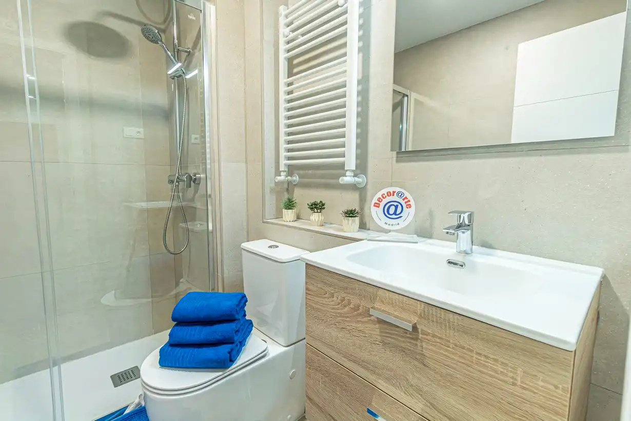 Bathroom of Flat for sale in Madrid  with Air Conditioner, Heating and Terrace